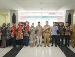 Bupati Tanjab Barat dan Ketua Dekranasda Sambangi Kota Samarinda