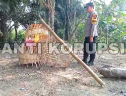 Kapolsek Kandangan Iptu Winarto Siswomiharjo Alhasil Membongkar dan Membakar Arena Perjudian Sabung Ayam