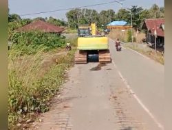 Jalan di Desa Sanggang Rusak, Akibat di Lintasi Ekskavator Tanpa Mengunakan Alas Pelindung