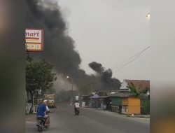 Gudang Rosokan di Jalan raya Kejagan, Desa Pandansili, Kecamatan Trowulan Ludes dilalap jago Merah
