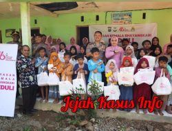 Kapolres Situbondo dan Ketua Bhayangkari Beri Bantuan Perlengkapan Sekolah kepada Anak-Anak SDN 8 Filial Curahtatal