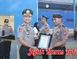 Kapolres Situbondo Beri Penghargaan Personel Berprestasi dan Masyarakat yang Membantu Tugas Polri