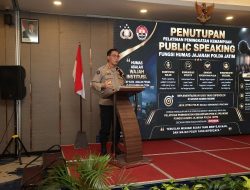 Kabid Humas Polda Jatim Tutup Pelatihan Public Speaking, Tekankan Komunikasi Jujur dan Transparan
