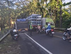 Polsek Kerambitan bersama Satlantas Polres Tabanan Atensi Truck Mogok Pecah Ban yang Hambat Arus Lalu-Lintas